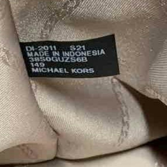 Michael Kors Dome Convertible purse. Like NWOT 8.5" x 12" x 5" - Picture 4 of 5